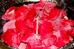Салат с жареной свеклой и шпинатом, как приготовить фото