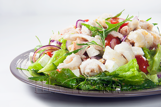 Как приготовить свежий салат с кальмаром