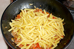 паста с помидорами на сковороде, как приготовить фото