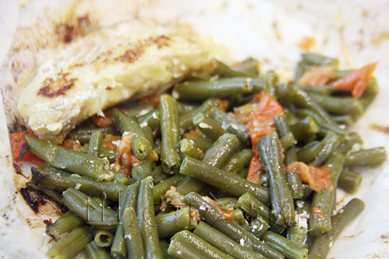 Рыба с зеленой фасолью в пергаменте на сковороде. Рецепт с фото.