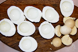 Яйца фаршированные печенью трески, как приготовить фото
