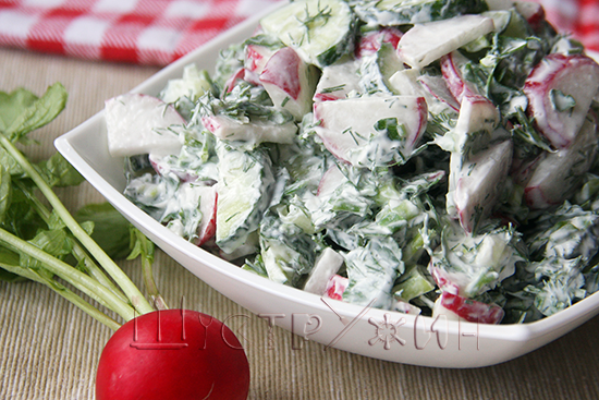 Весенний салат с редиской и огурцами со сметаной. Рецепт с фото.