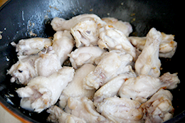 Куриные крылья в пиве на сковороде, как приготовить фото