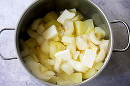 как приготовить пюре с яблоком с луком и беконом, шаг 3