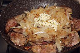 как приготовить куриную печень в муке с луком, шаг 4