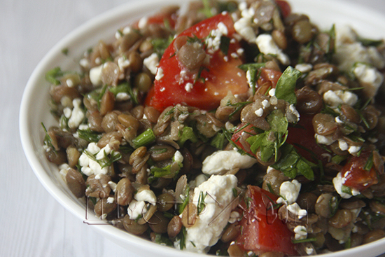 Как приготовить полезный салат из чечевицы и творога на ужин.