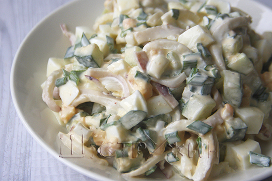 Как приготовить полезный салат с кальмарами на ужин.