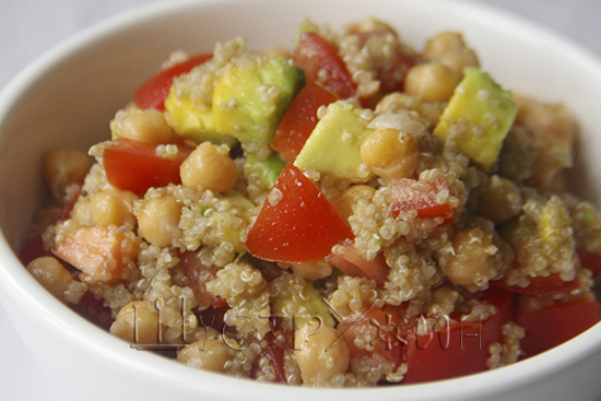 Как приготовить вкусный и полезный салат из нута, киноа и авокадо на ужин.