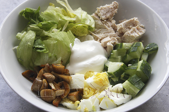 Как приготовить полезный и вкусный салат с курицей и шампиньонами.