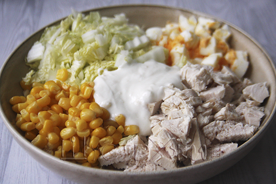 Как приготовить белковый пп салат из куриного филе и кукурузы.