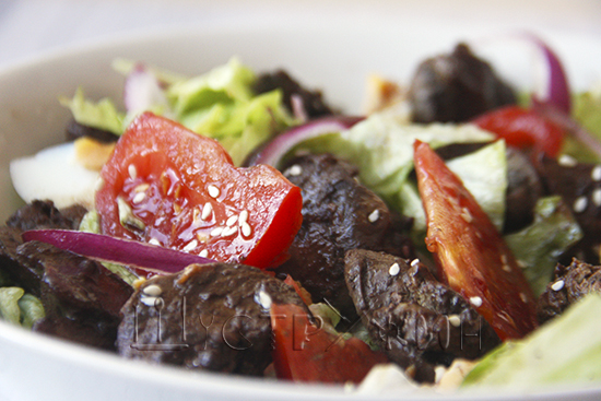 Как приготовить пп салат из куриной печени и свежих овощей.