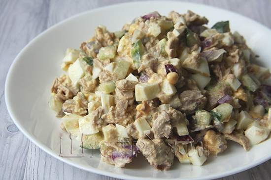 Как приготовить вкусный салат из консервированного тунца.