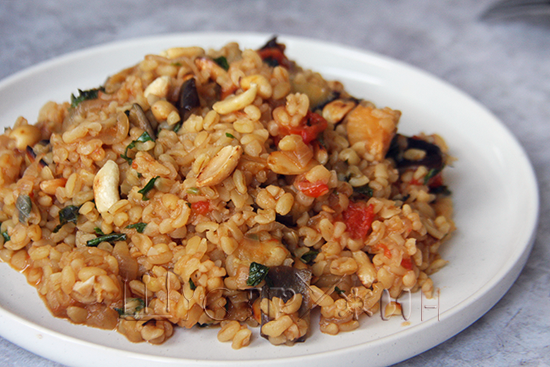 постный плов с булгуром, рецепт как приготовить вегетарианское блюдо с булгуром и баклажанами