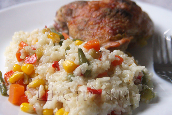 Как приготовить куриные бёдра с рисом и овощами в духовке