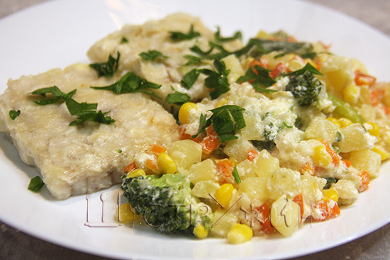 как приготовить рыбное филе с замороженными овощами на ужин в одной сковородке