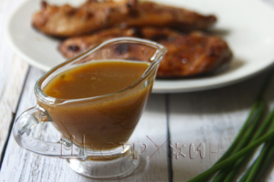 Соус к мясу за одну минута из мёда и горчицы.
